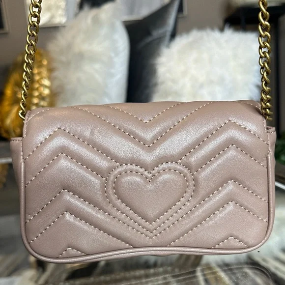 🔥🔥🔥 Gucci Women's Beige Quilted Mini Crossbody Bag with Gold Chain 🔥🔥🔥 - Picture 2 of 8